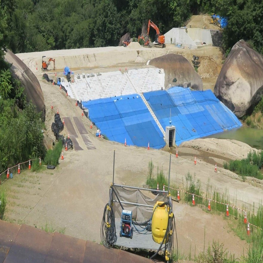 岐阜県中津川市E】新溜池（ひょうたん池）｜改修の手が進む、巨石と堤