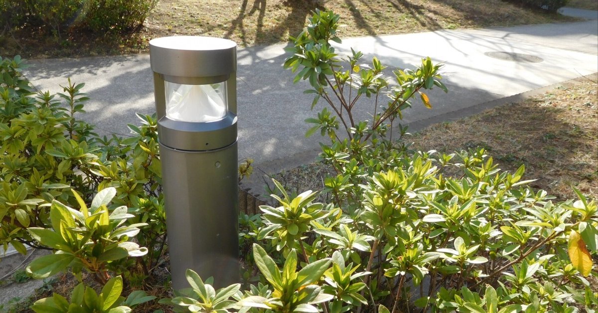 人気 高輝度ソーラーライト 210LED 3面発光 2個セット 2500ルーメン