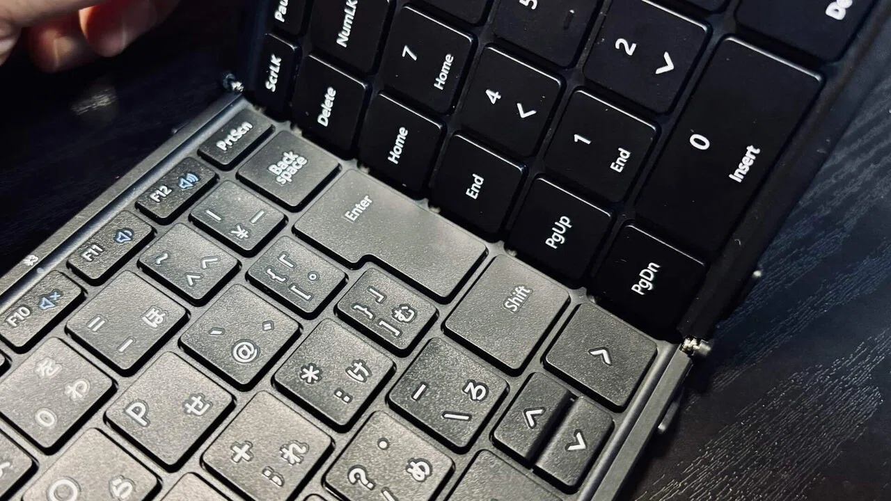 キーボード】折りたたみキーボードでフルサイズ、しかも小さい。作家