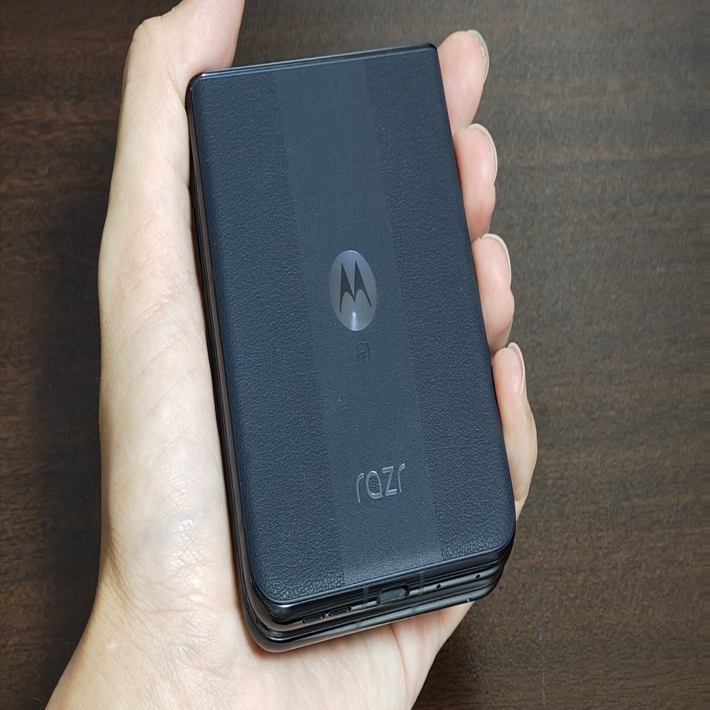 razr 50 ultraレビュー。おしゃれな縦折りスマホ、10万円以下で買える