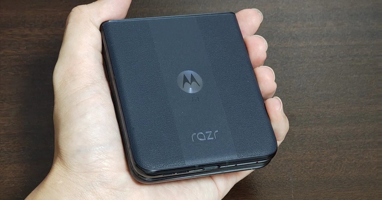 razr 50 ultraレビュー。おしゃれな縦折りスマホ、10万円以下で買える