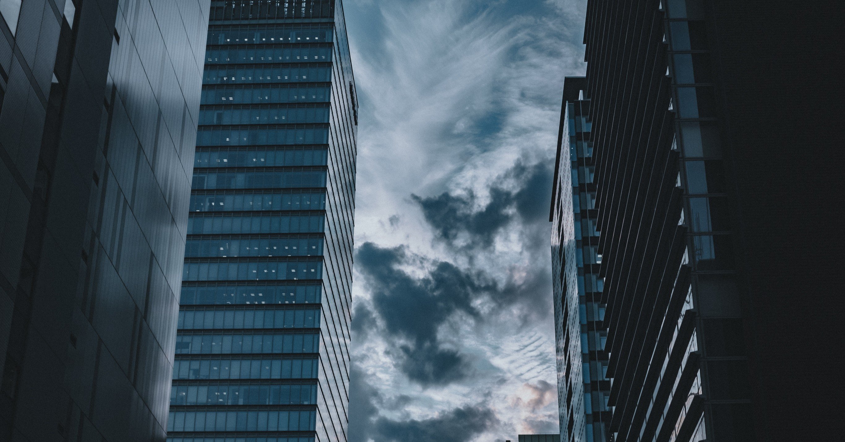 やや重苦しい雰囲気の都市風景｜加工したらゲームの背景とかに 