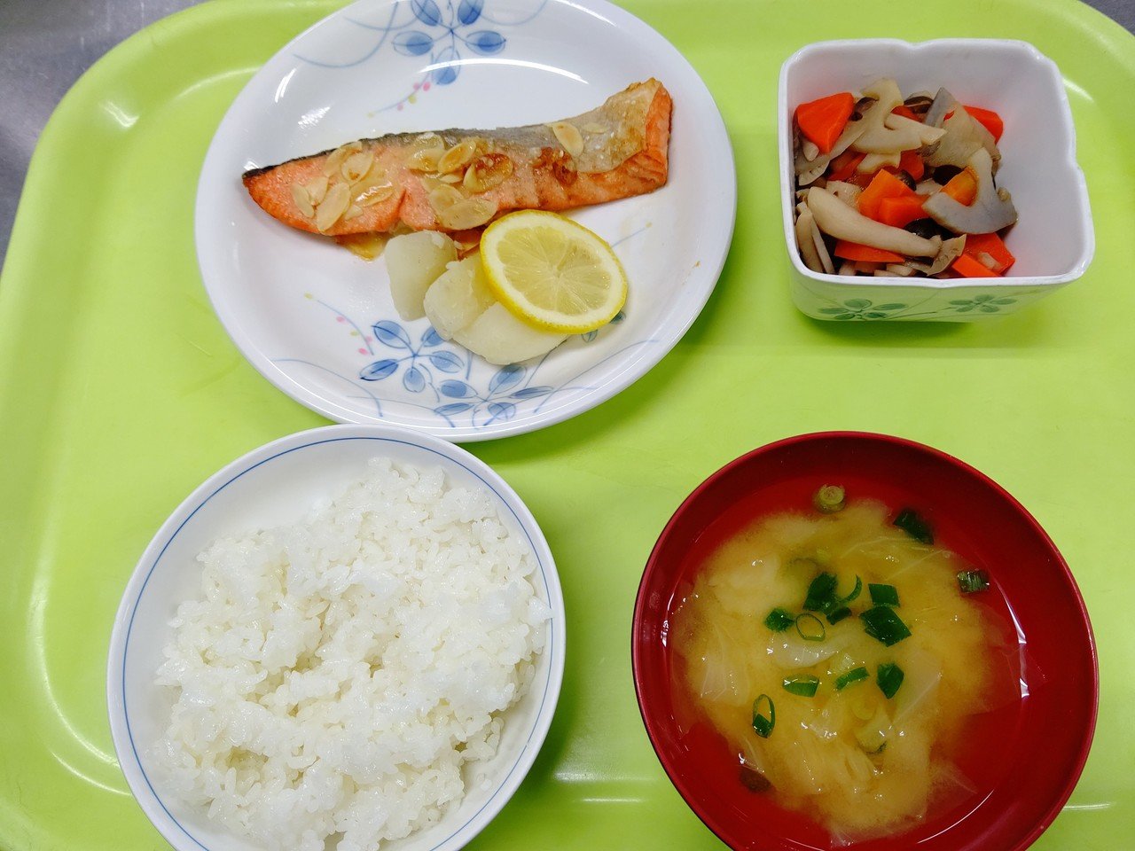 今日の給食 サケのムニエル Center Note
