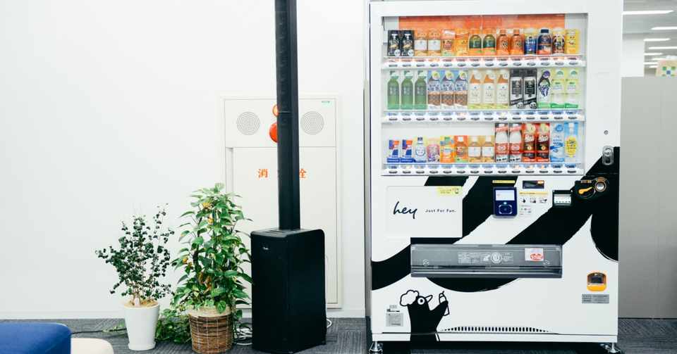オフィス Heyの自販機はオリジナルデザイン Hey