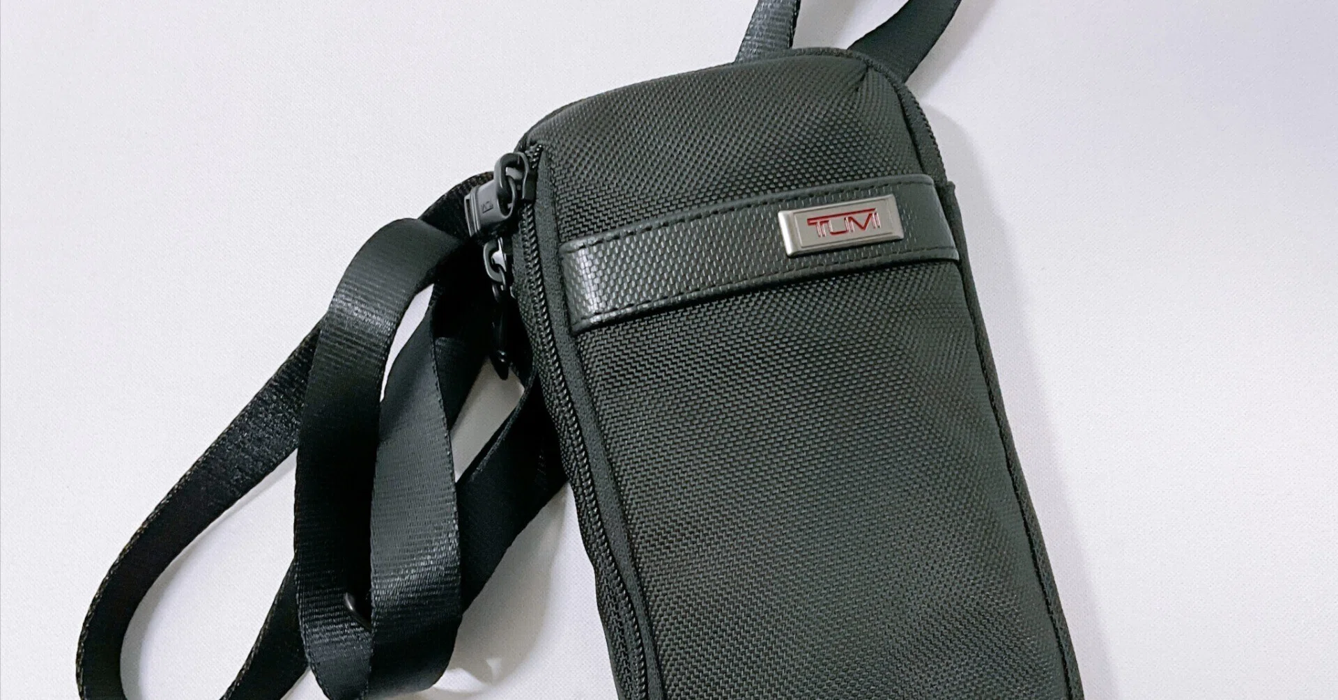 新品:TUMI ALPHA スモール クロスボディ ポーチ黒　携帯　サコッシュ 最低限の荷物で出掛けるスマホショルダー】「スモール・クロスボディ