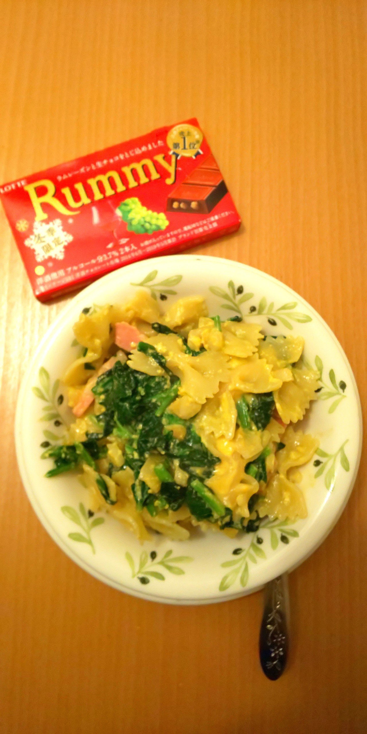 それで〆のパスタはきょうはファルファッレでほうれん草とベーコンいりカルボナーラ 粉チーズ残ってると思ったら使いきっていて仕方なくチェダーチーズをいれてみました きょうのチョコレートは洋酒いりチョ 岡本マヤsaloonfreak Note
