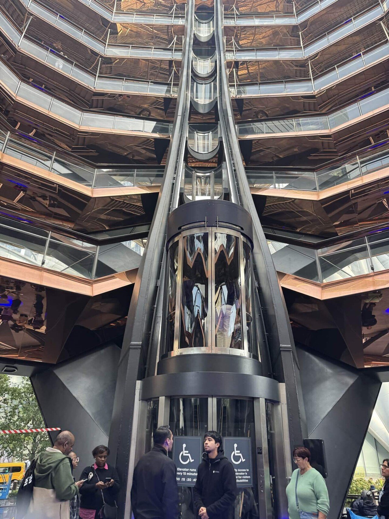 ニューヨークで毎日困ってます】展望台？巨大松ぼっくりヴェッセルに