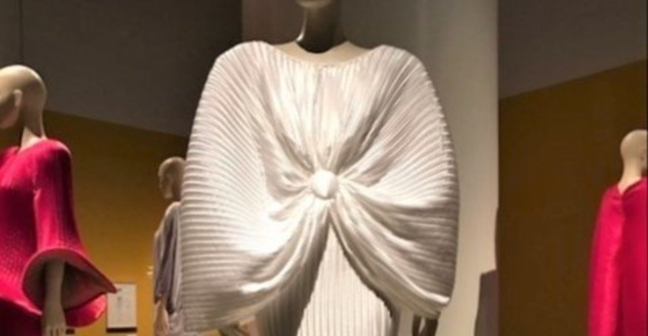 ドレープの魔術師 鳥丸軍雪 自然に逆らわない これがドレスづくりの原点 Drape Magician Torimaru Gunyuki This Is The Starting Point Of アスライト 日本伝統文化 技術を世界へ Note