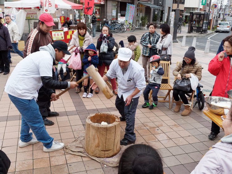 12月の北本あきんど市は、Kitamot White Illumination 点灯式とのコラボ開催! 餅つきを行なって、つきたてのお餅を無料で振舞いました。 HP▶︎ http://kitamoto-akindo.jimdo.com/