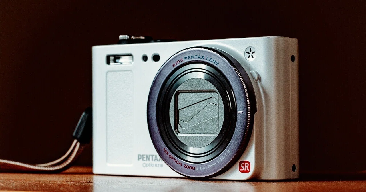 猫を内包したオールドコンデジ【PENTAX】｜なぁ Hide
