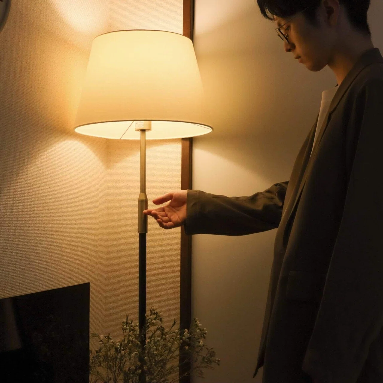 夜のリラックスタイムを豊かにする「フロアライト」のすすめ 