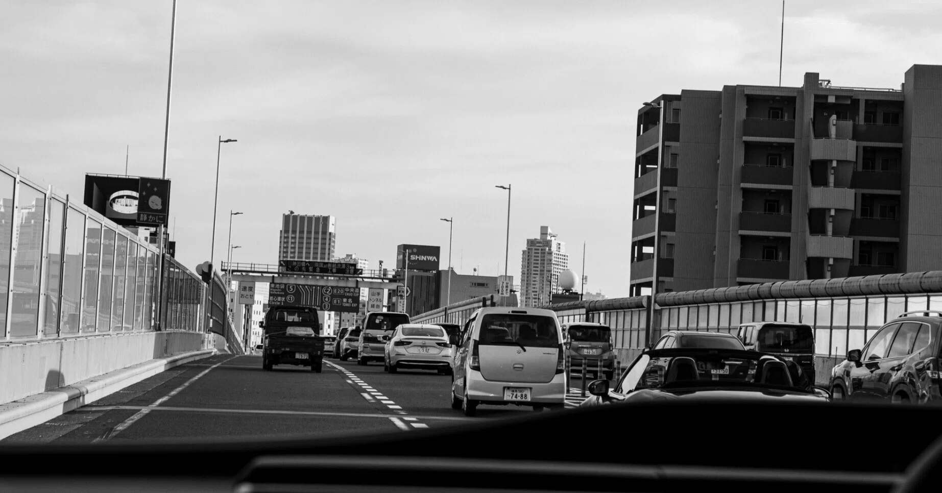 助手席の小さな森山大道｜セバス（Sebastian Photography）