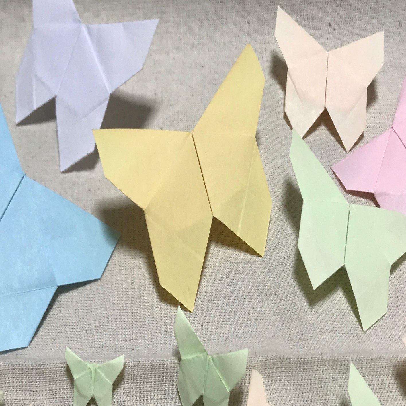 折り紙の蝶と、コピー用紙を小さくして作った蝶｜verdigris