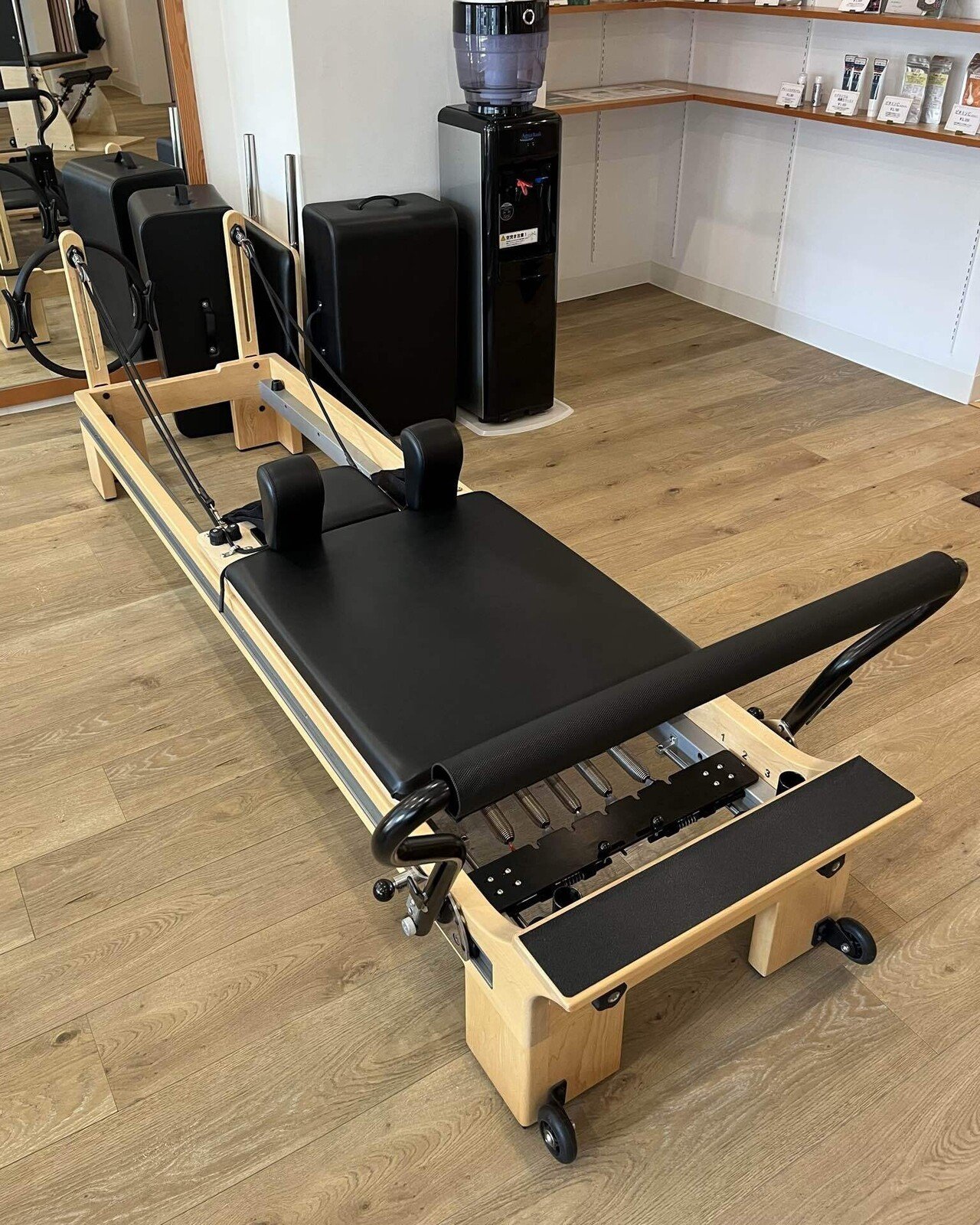 ピラティスマシン紹介〈リフォーマー〉｜株式会社SPARX🐤ピラティス