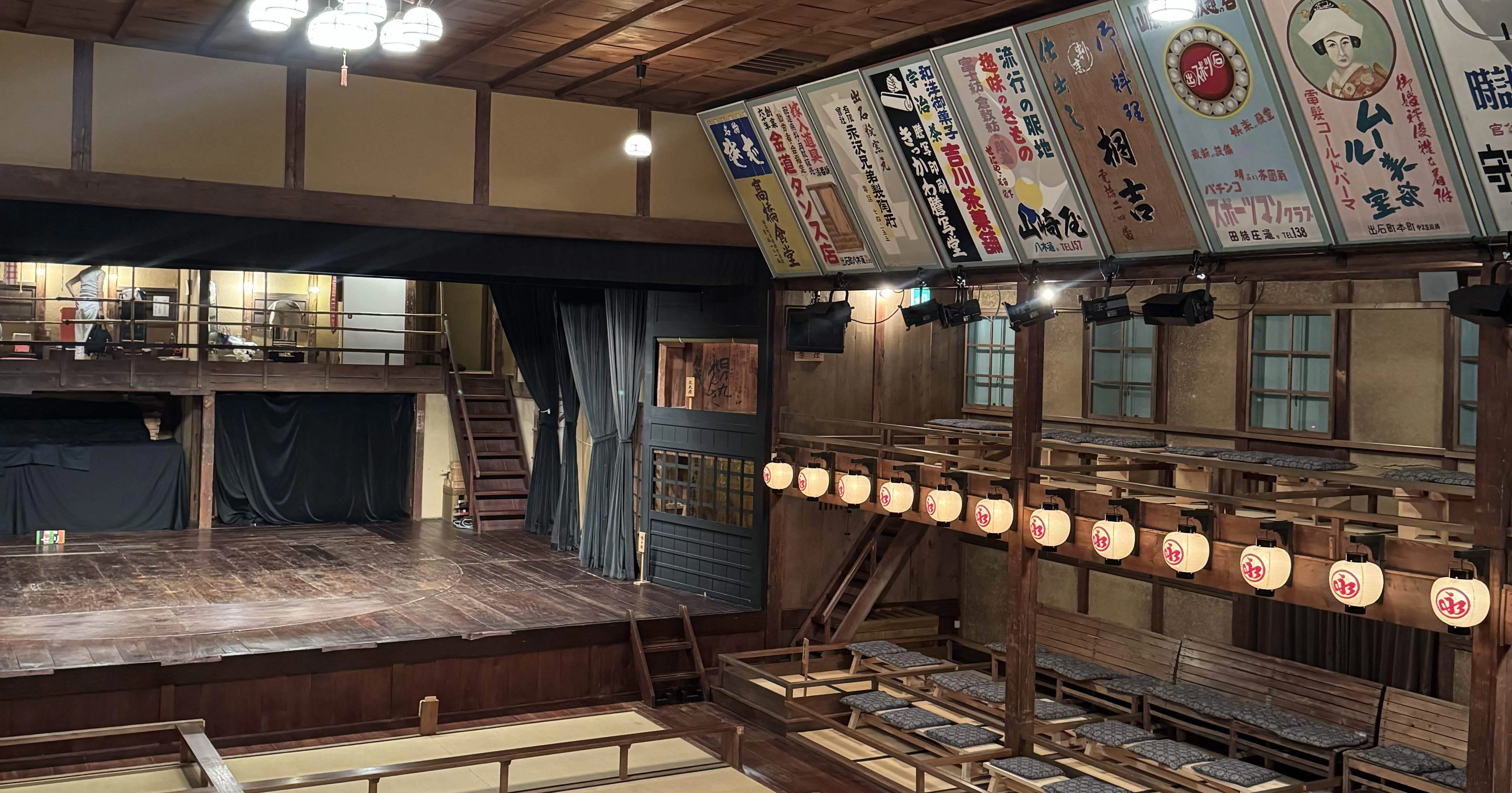 大築 勇吏仁 『小さな芝居小屋 役者と大きな白い花』 油彩 大岡信 