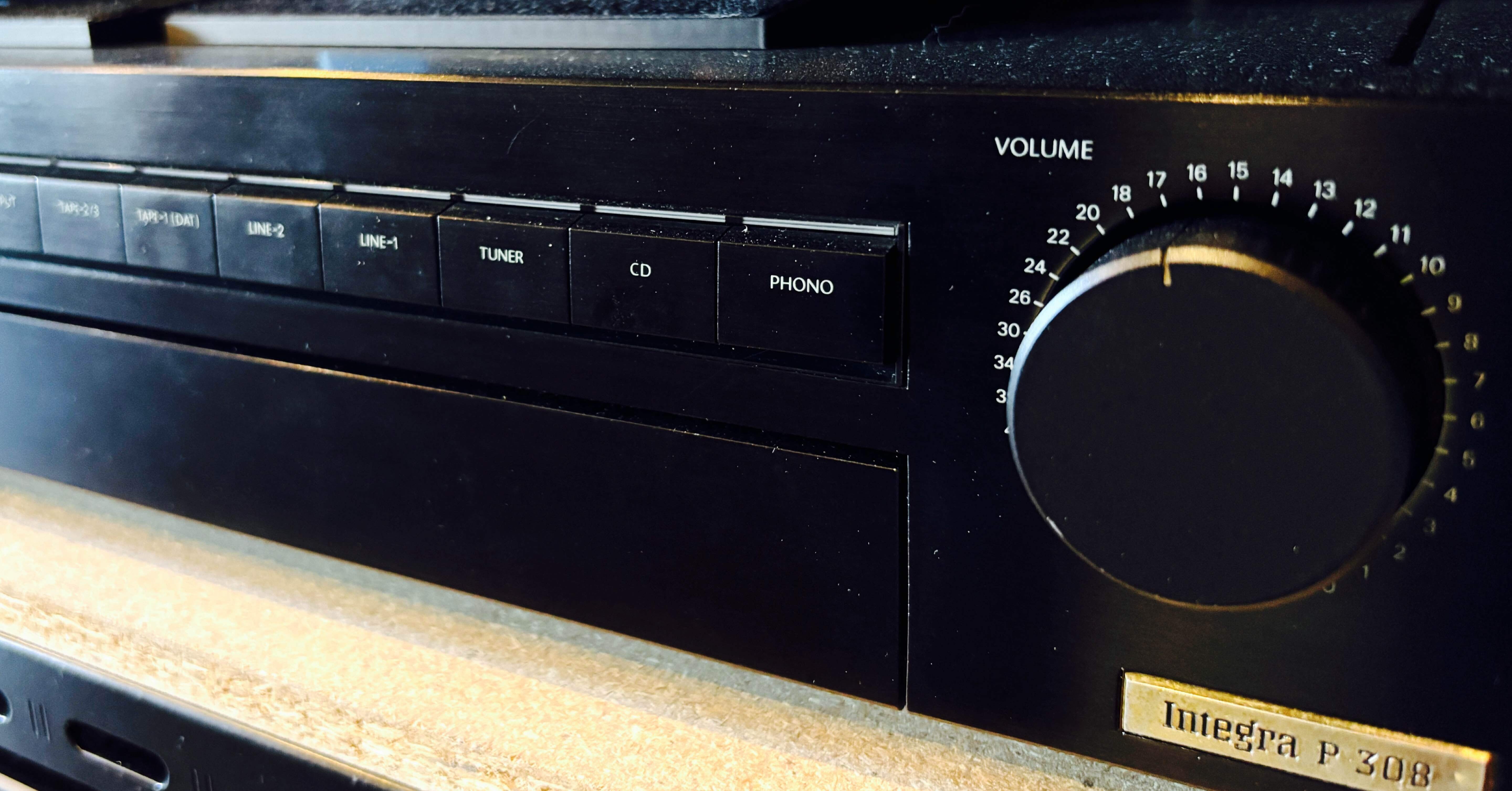 レコードの“本当の音”を鳴らす最低限の機材構成｜アンプとスピーカーは