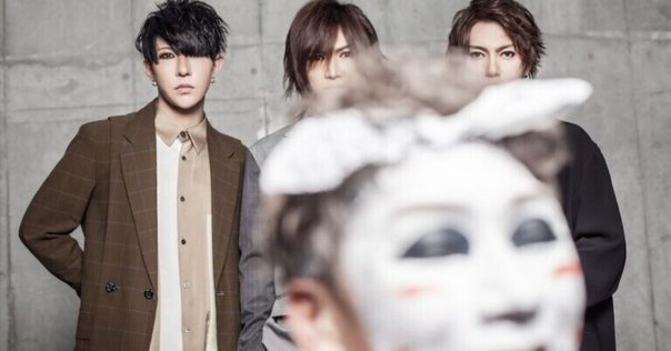 ゴールデンボンバーが「たぶん最初で最後の写真集」を12月15日に