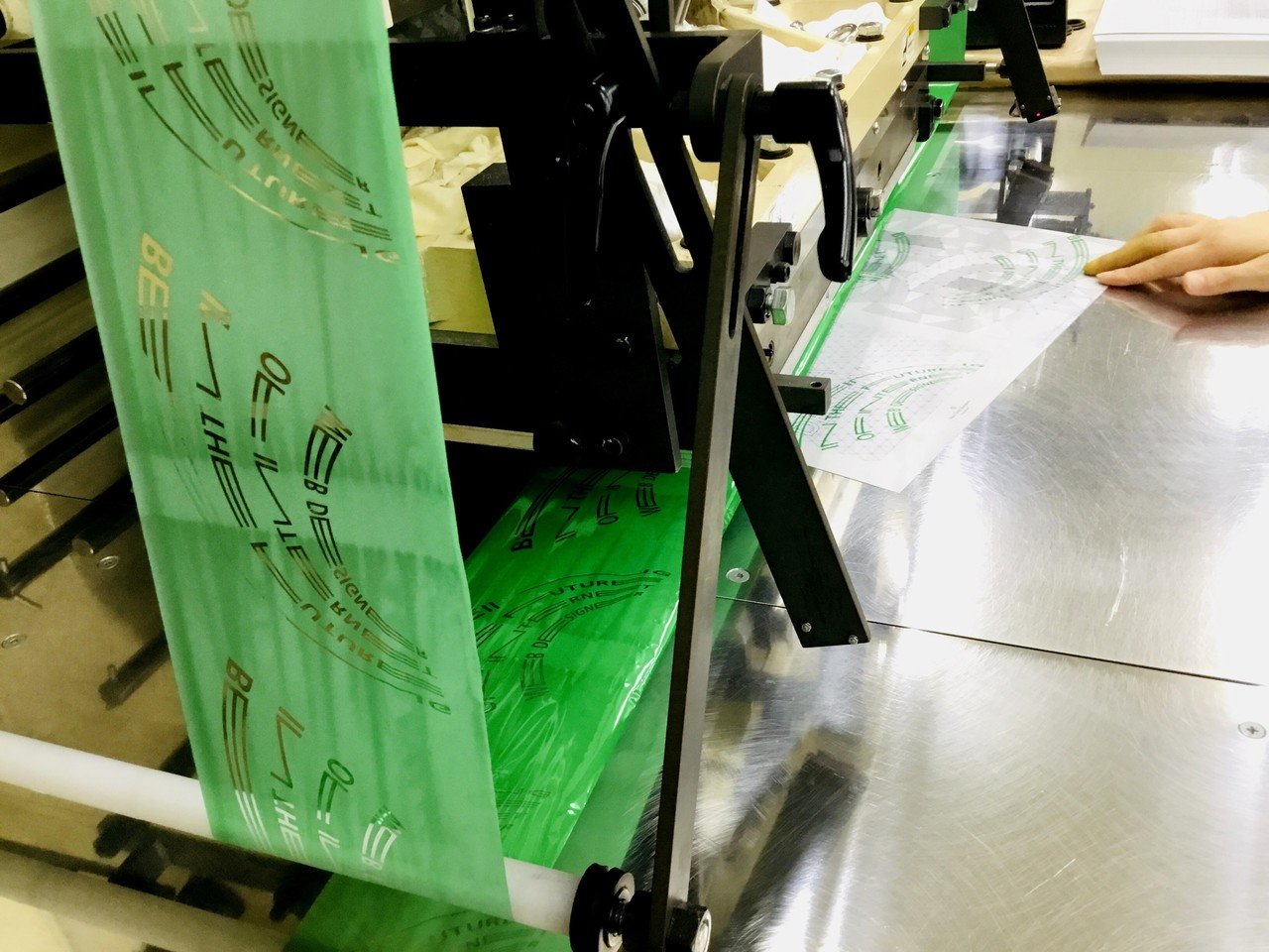 5種の箔・箔押し乱れ打ち」｜コスモテック