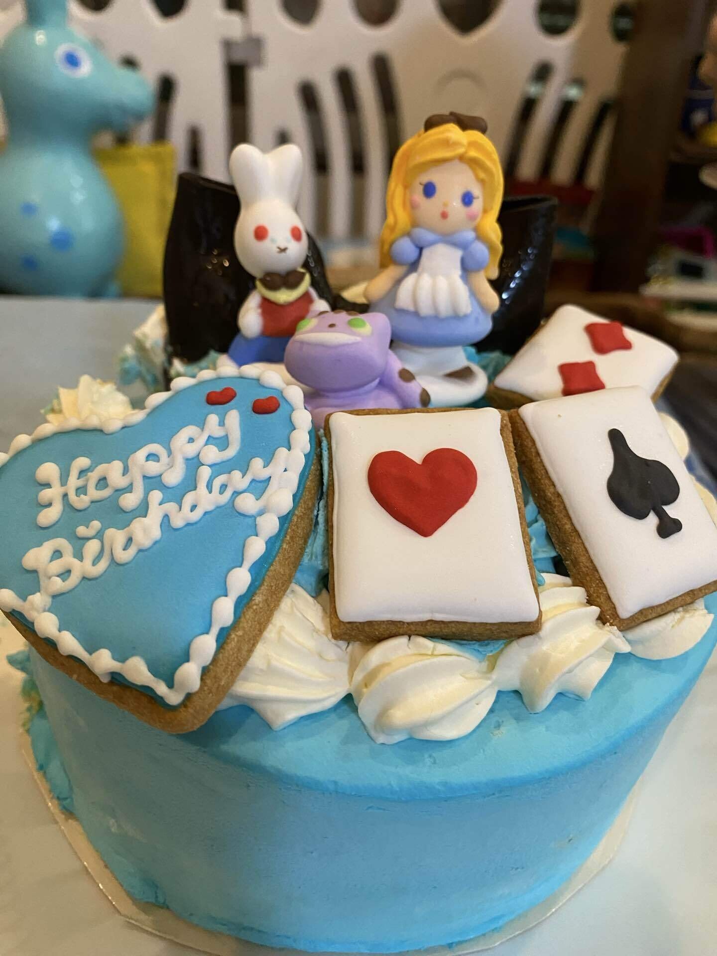 ふるさと納税で届いた青いケーキと、私の“アリスに付き纏われてる気が