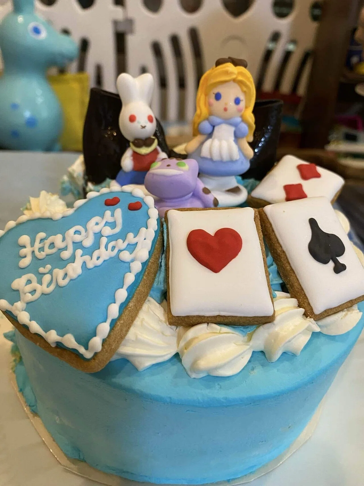 ふるさと納税で届いた青いケーキと、私の“アリスに付き纏われてる気が