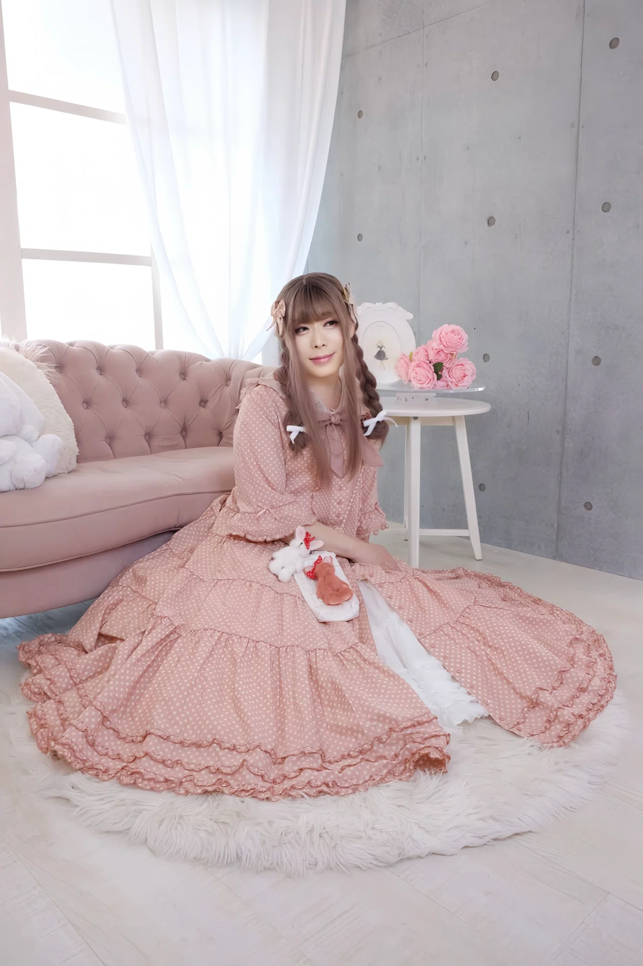 ピンクハウスのウィンドウの前で｜渋沢彩子｜ふわふわ彩子のピンク