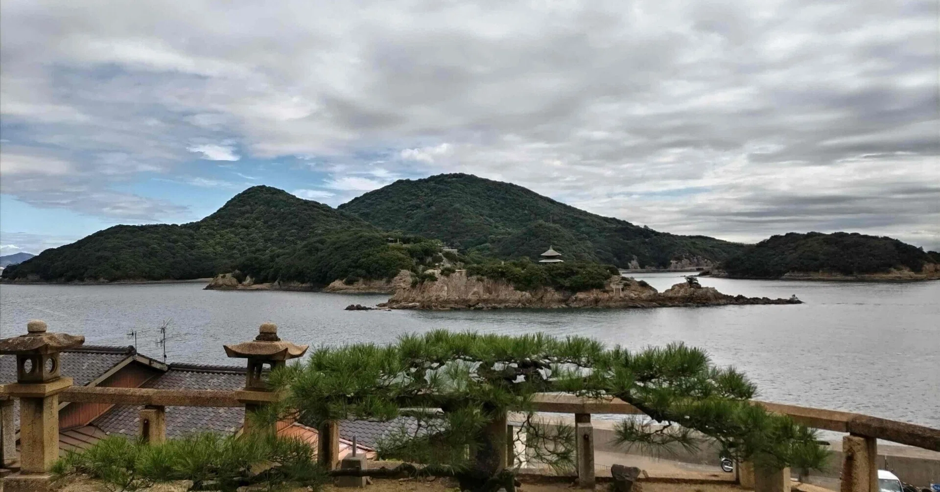 題名    鞆の街並み    前原 専ニ゙ 鞆の浦に行ってきました｜林田直樹