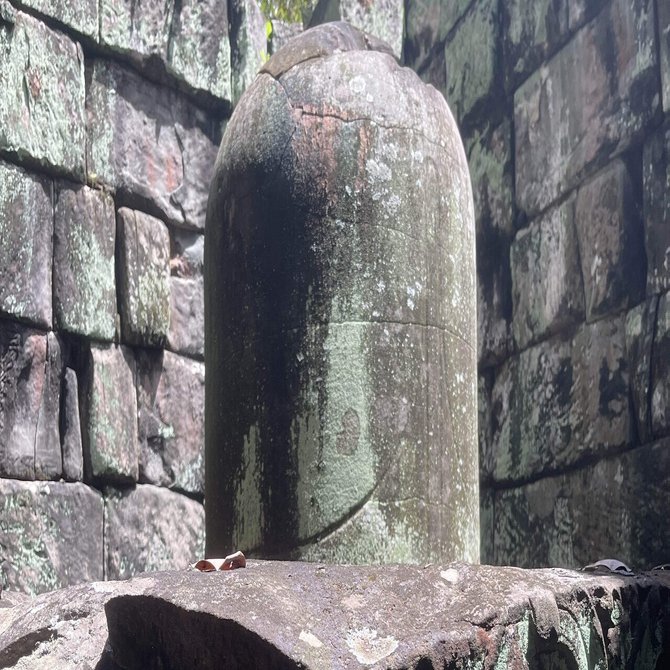 コーケー遺跡群のレンガ寺院の中でも、シヴァ神のリンガ像に焦点を当てた重要な寺院がいくつかあります。｜プレアヴィヒアガイド/カンボジアガイド