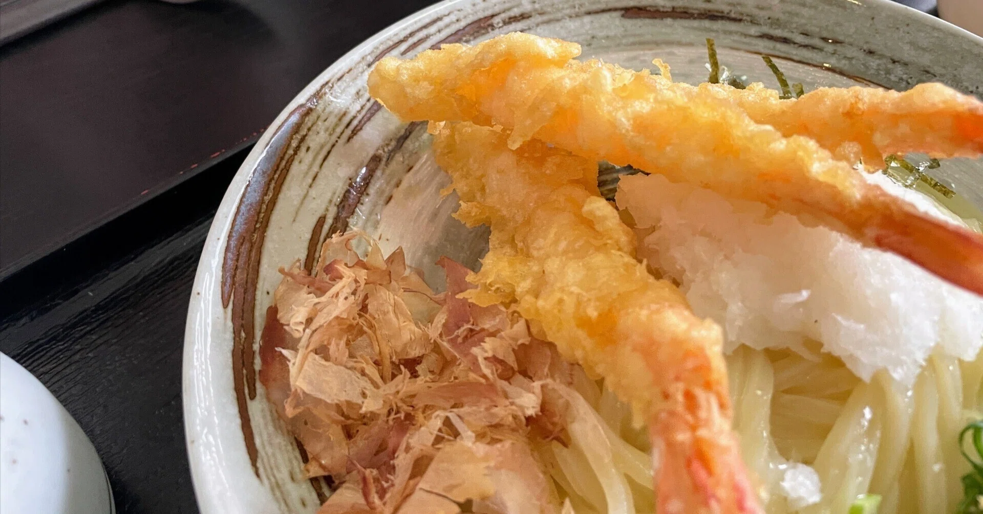 大地のうどん「えび天おろしぶっかけ」この強靭なコシの強さ神的な