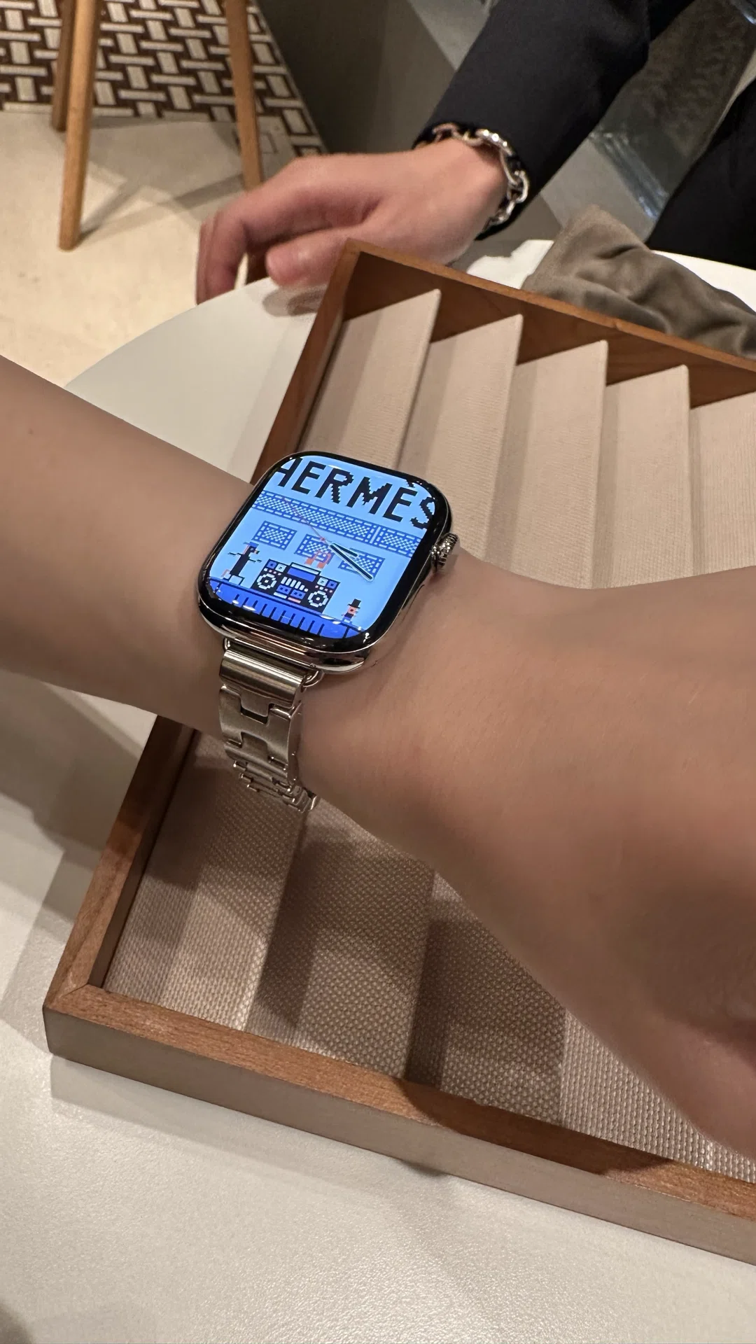 エルメス　グランH サティ 46mmサイズL アップルウォッチ　試着程度　極美品 Apple Watch Hermèsは本当に必要か？妻への購入奮闘記｜グランHファン