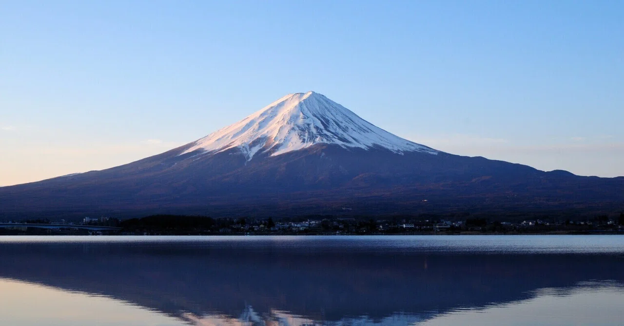 富士山の山肌に鳳凰の雪形｜mercurop