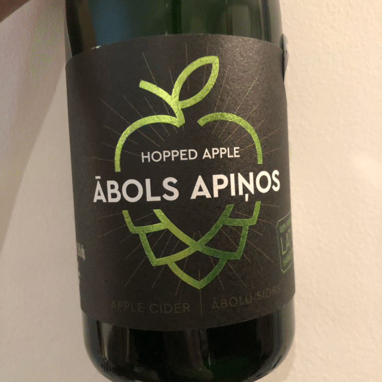 ABOLS APINOS HOPPED APPLE 
韻を踏んだ名前がセンスあふれるラトビアの気鋭メーカーのホップ入りサイダー。輸入は大阪のトラべシアさん。
アルコール分は7.5%と高め。
