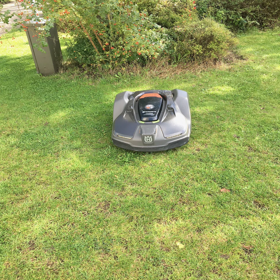 春になるとルンバ風「 自動芝刈りロボット」が 大忙し - Living in Denmark