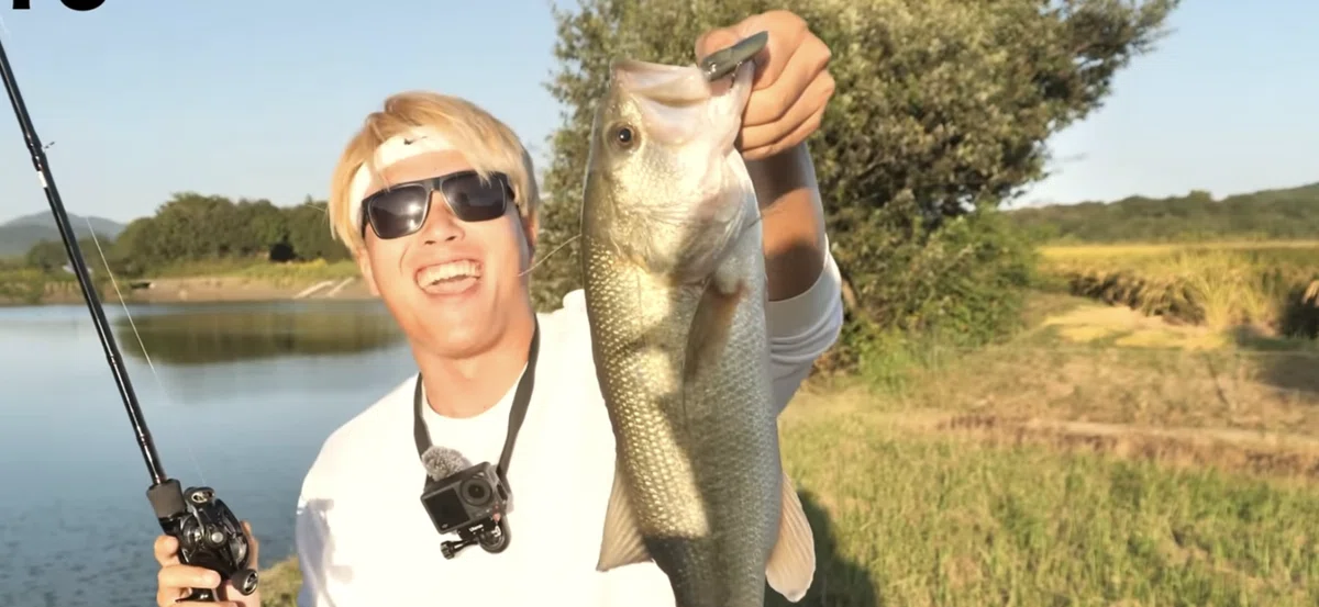 [Autumn of Big Catches] Use XX to Catch Swimming Bass! Bass Fishing ...