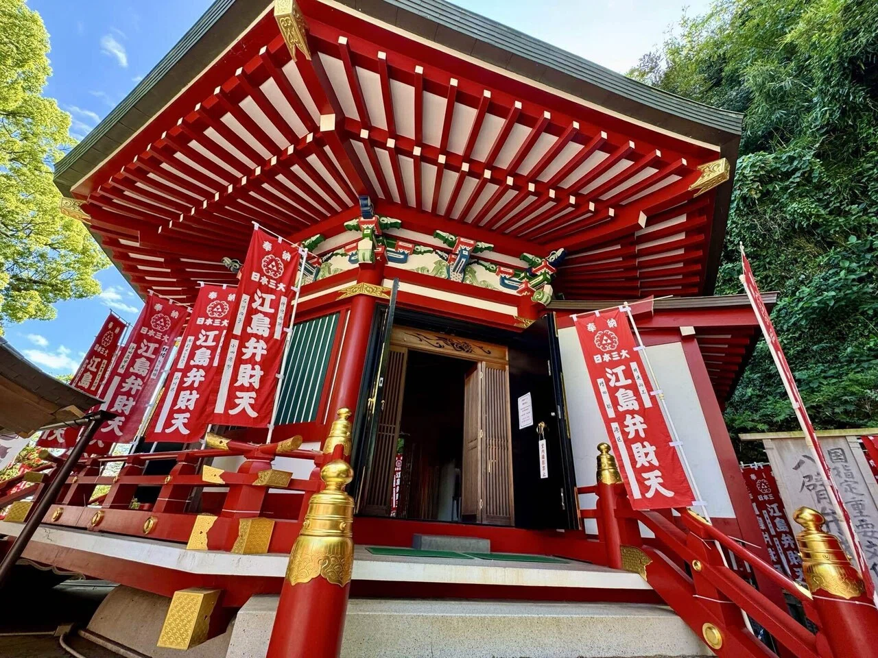 江島神社への道⑥奉安殿一文字願立ての白い巳さま｜福田博之