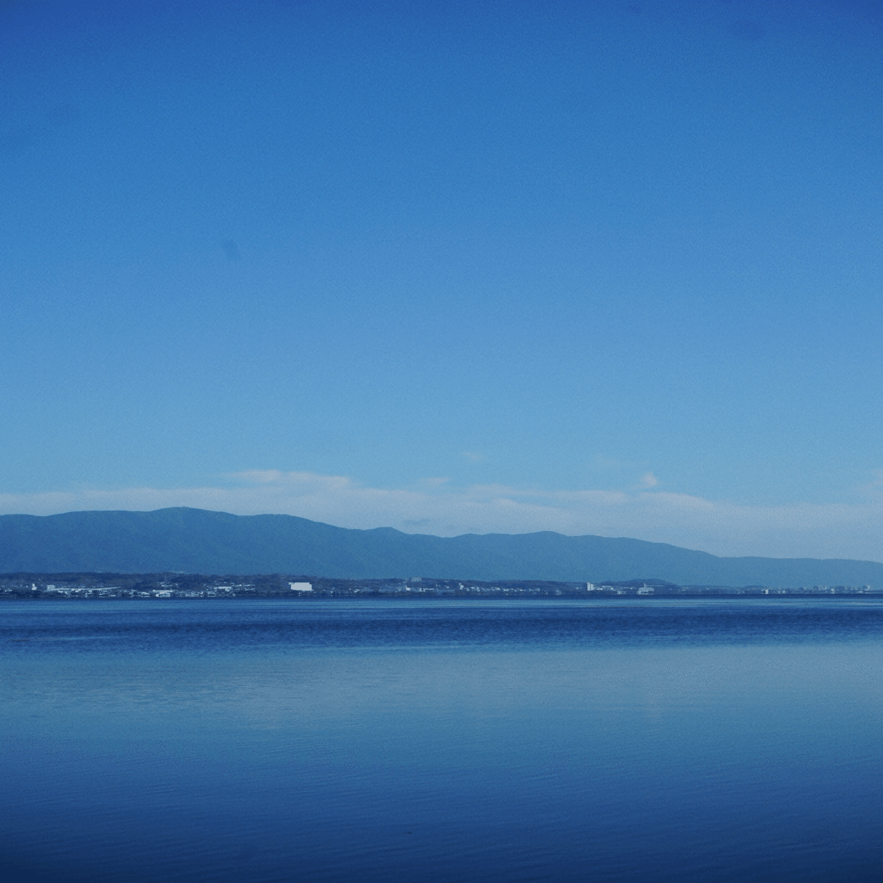 琵琶湖にて読書時間｜空、はてしない青｜misaki｜散歩日和