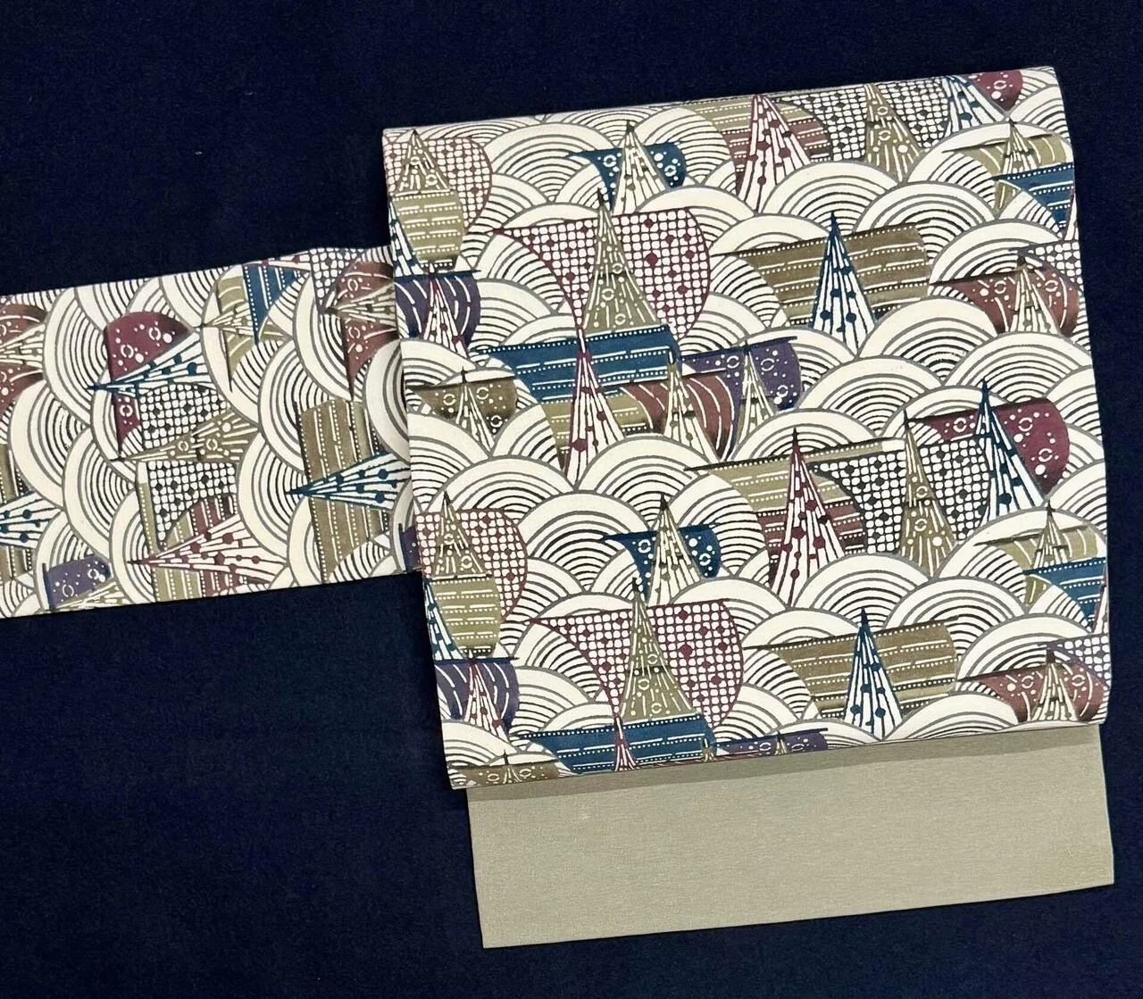 帆船の図 個性豊かな逸品 月白色 似紫色 袋帯 A821-12 【中古】 帆船投網図型染名古屋帯｜夢吉きもの