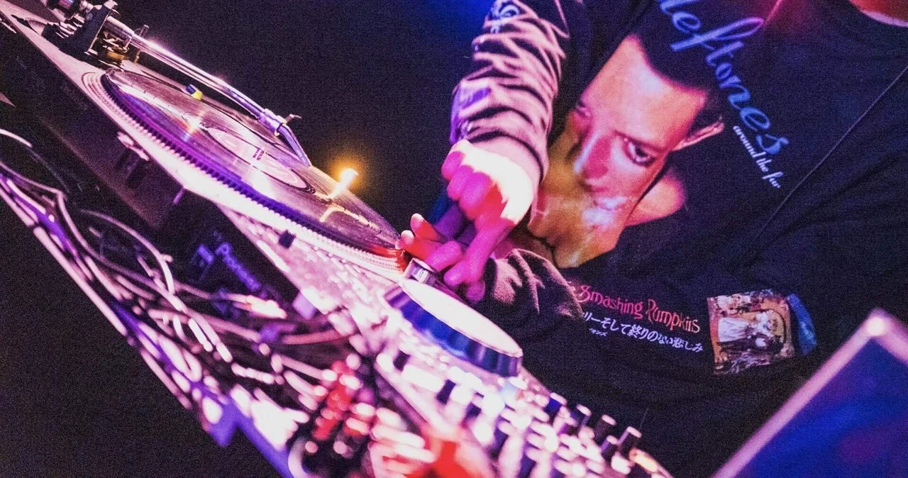 バンドの熱量を、針でつなぐ。レコードでROCK DJをする理由｜Sho No Mercy