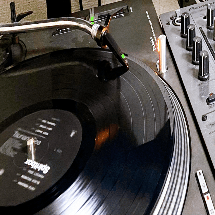 バンドの熱量を、針でつなぐ。レコードでROCK DJをする理由｜Sho No Mercy