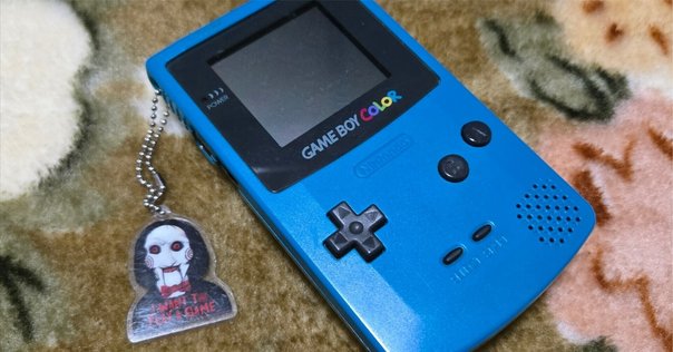 ゲームボーイミクロ本体　ファミコンカラー レトロな伝説のゲーム機ファミコンカラーの「ゲームボーイミクロ