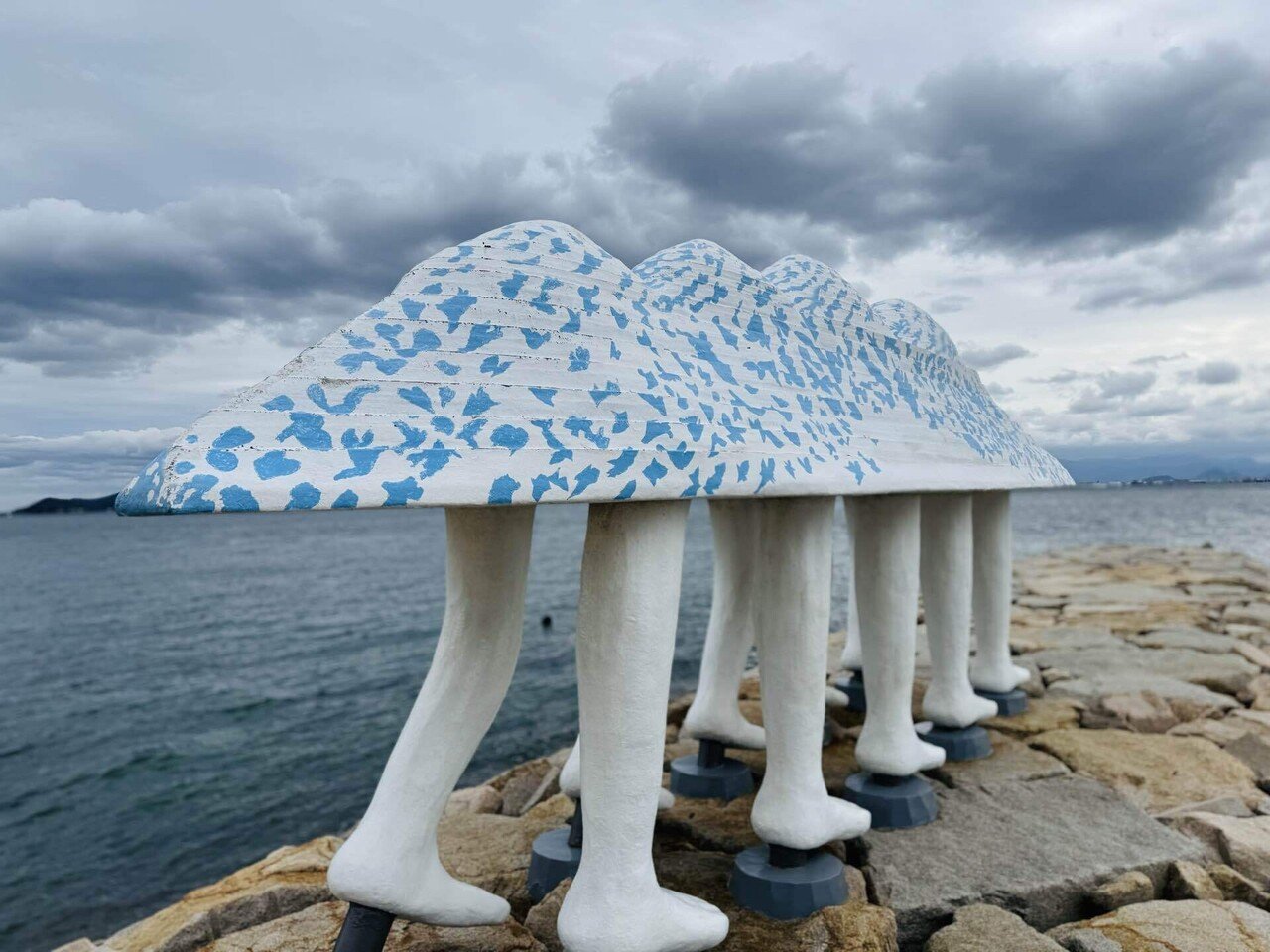 出雲国謹製勾玉使用 瀬織津姫（白龍） 内径約18cm（サイズ変更可） 瀬戸内国際芸術祭2025巡り【男木島編】｜koW-ichi_goto