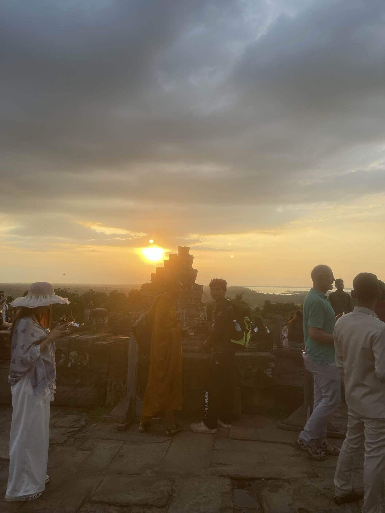 プノンバケン寺院からの夕日鑑賞に関する情報、｜プレアヴィヒアガイド