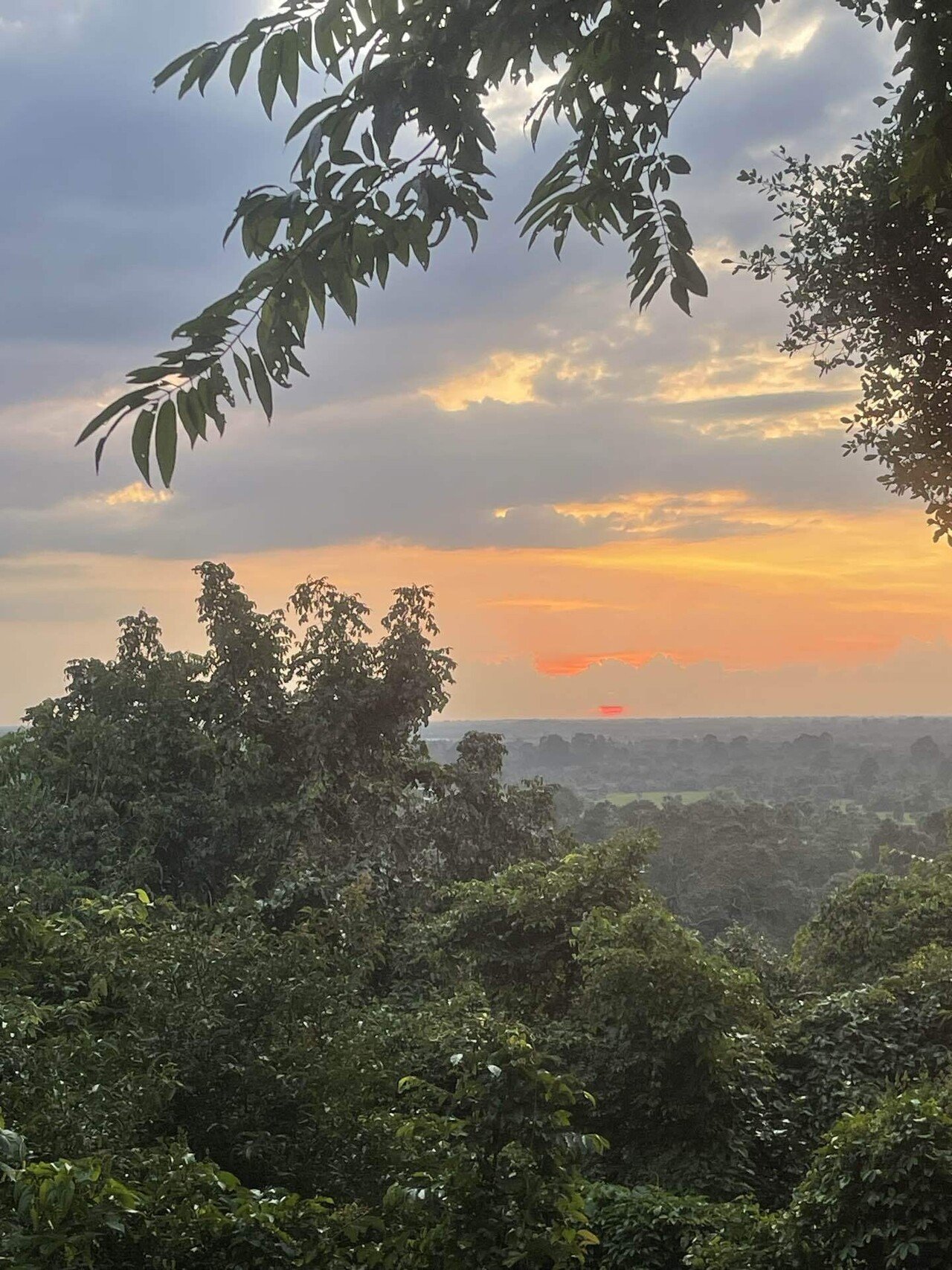 カンボジア プノンバケンの夕陽　リトグラフ 額装
作家：深見東州 プノンバケン寺院からの夕日鑑賞に関する情報、｜プレアヴィヒア