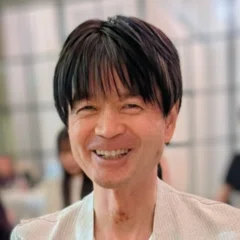 三谷裕評、クラスナホルカイ・ラースロー『北は山、南は湖、西は道、東