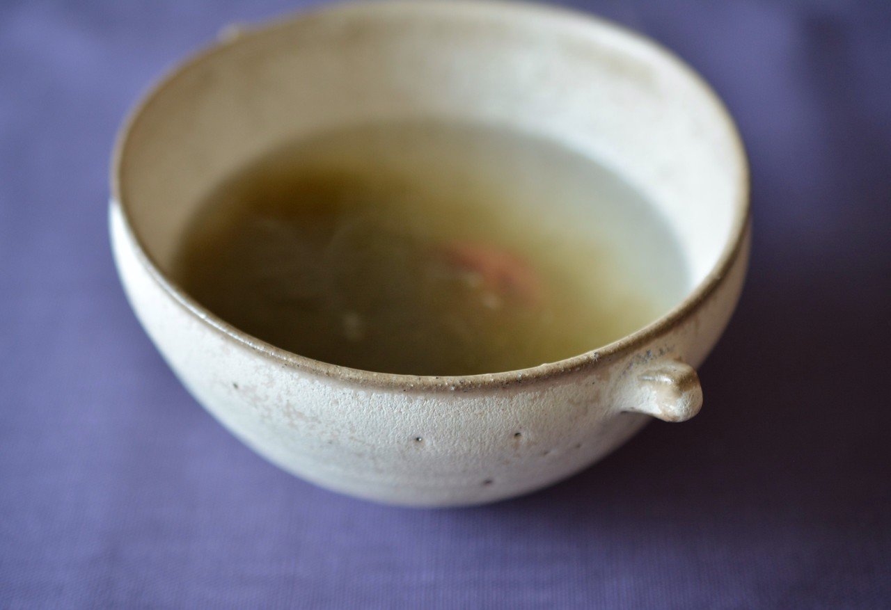とろろ昆布のお吸い物 とろろ昆布と梅干しにお湯を注いで作る 究極のインスタントスープです 器は原田七重さんの粉引のもの 器の中の景色も素敵ですが 今朝は器にフォーカスした写真で スープ 有賀 薫 Note とろろ昆布のお吸い物 とろろ昆布と梅干しにお湯を注いで作る 究極のインスタントスープです 器は原田七重さんの粉引のもの 器の中の景色も素敵ですが 今朝は器にフォーカスした写真で スープ 有賀 薫 Note
