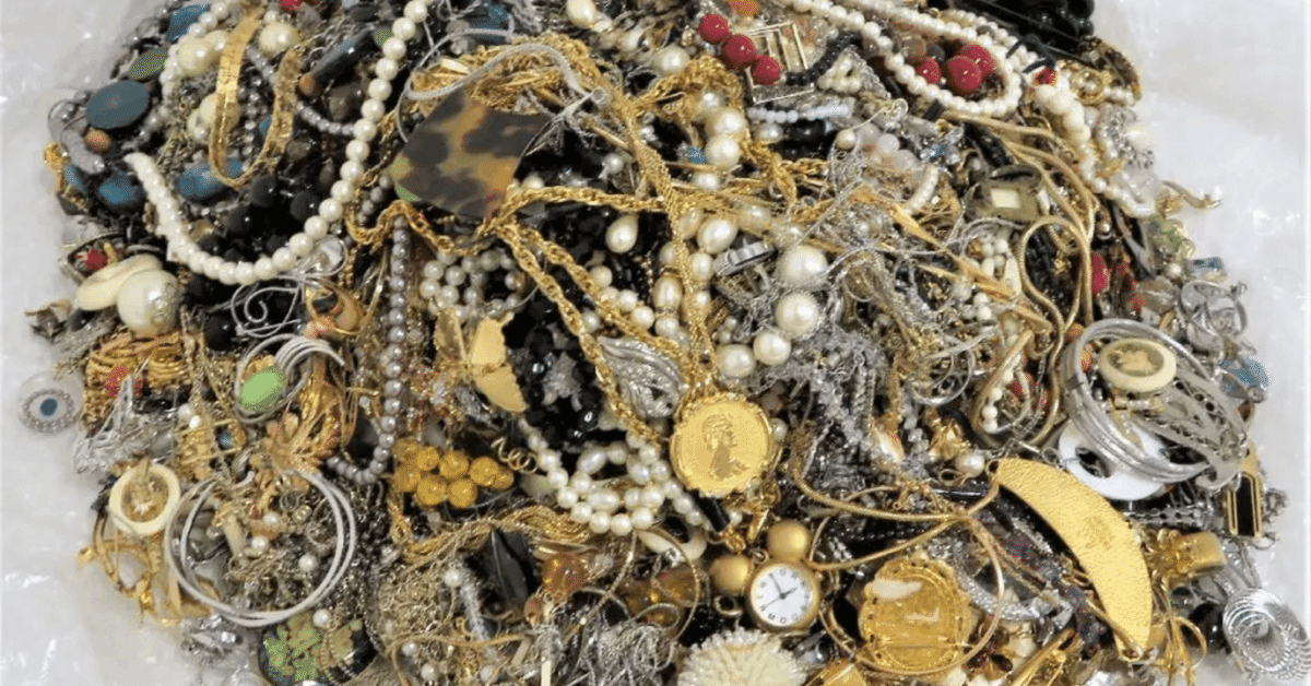 買取つむぎ】イミテーションアクセサリーも買取OK！ボロボロでも