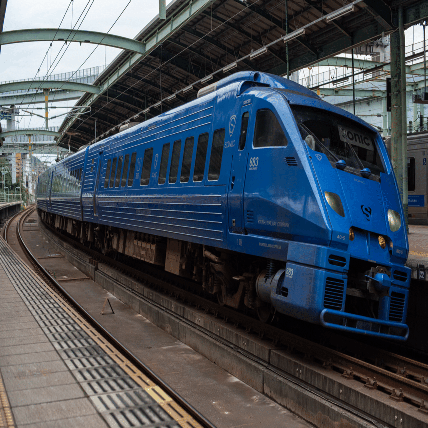 🌊 青の衝撃 ― JR九州883系ソニックが描いた未来図― デザインと速度が