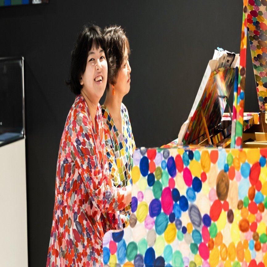 自閉症fuco:が自らのアートを纏い、成田空港でアートピアノを弾くまで