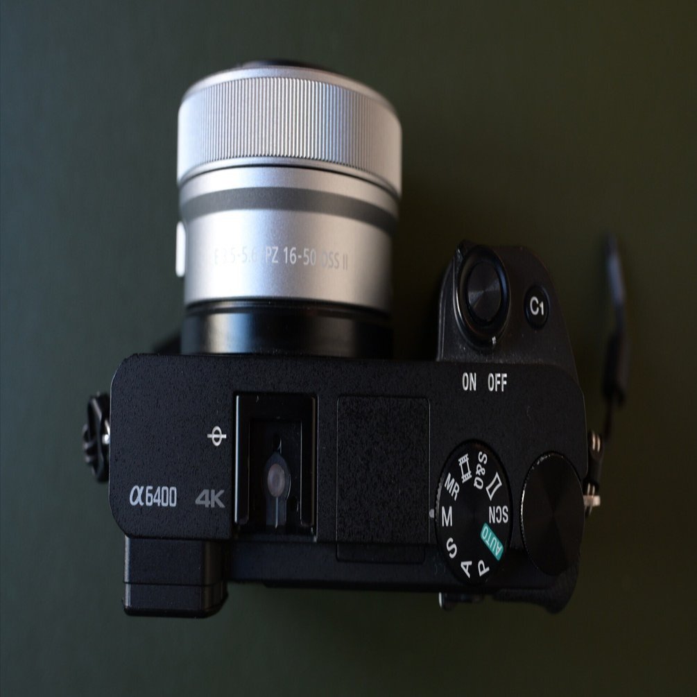 2025年でもおすすめ】SONY α6400がカメラ初心者に“ちょうどいい”理由｜KOU