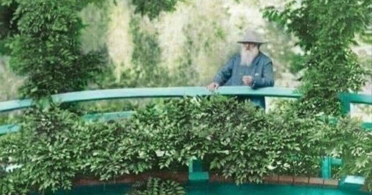 日本様式の太鼓橋から睡蓮を眺めるクロード・モネ」