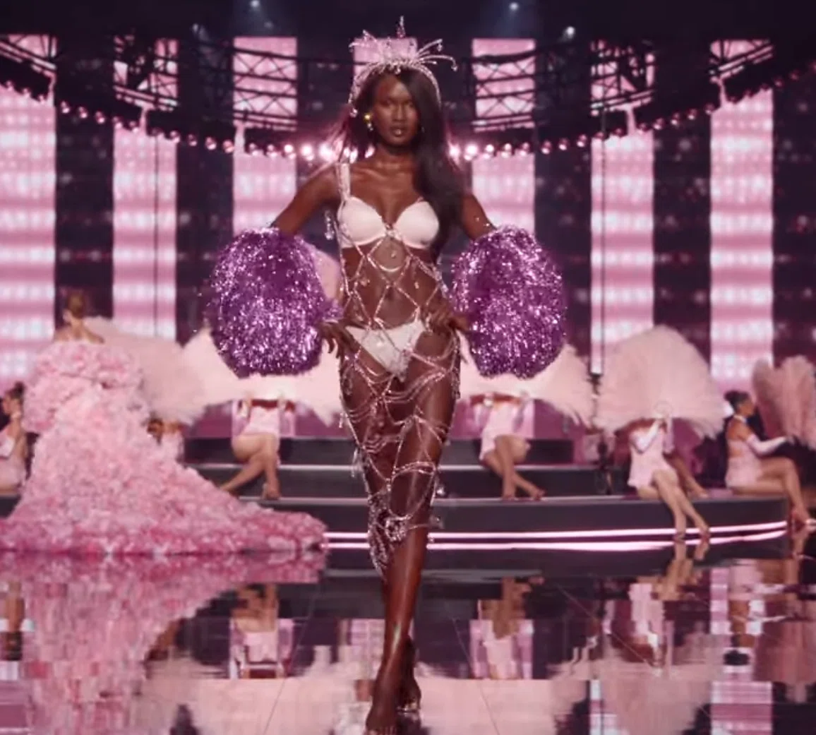 Victoria's Secret 2025 観た？｜TWICE、ツウィ、Madison Beer、全女性